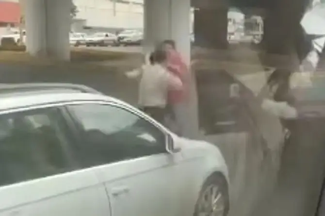 Se bajan de sus autos para agarrarse a patadas y puñetazos en Ruiz Cortines 